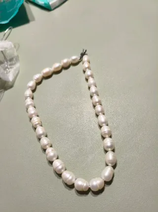 Collar de perlas blancas