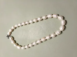 Collar de perlas blancas