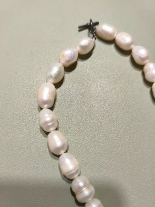 Collar de perlas blancas