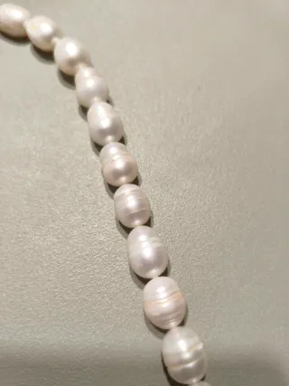 Collar de perlas blancas