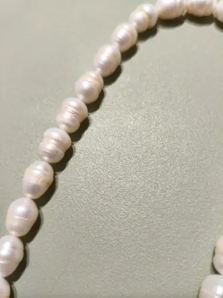 Collar de perlas blancas