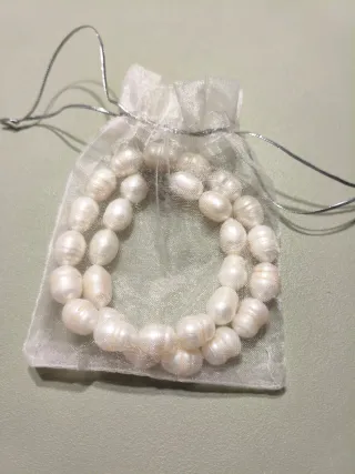 Collar de perlas blancas