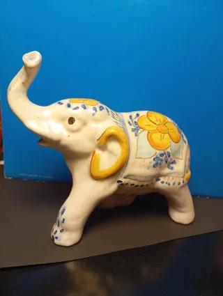 Elefante portafortuna in ceramica di Caltagirone.