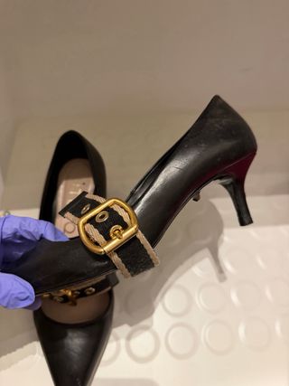 Zapatos Uterque Negros Tacón Tira Hebilla Dorada