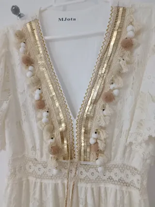 Vestido blanco encaje con detalles dorados