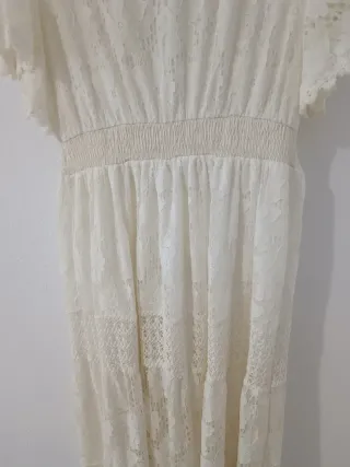 Vestido blanco encaje con detalles dorados