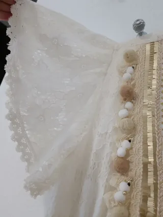 Vestido blanco encaje con detalles dorados