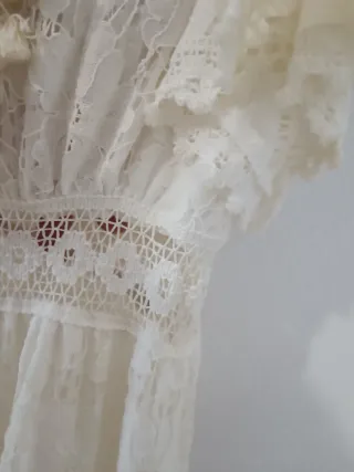 Vestido blanco encaje con detalles dorados