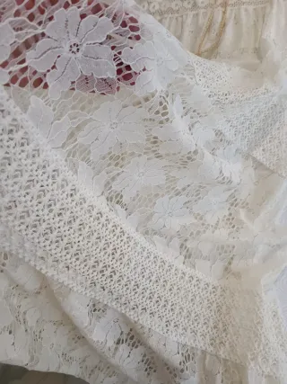 Vestido blanco encaje con detalles dorados