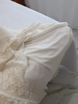 Vestido blanco encaje con detalles dorados