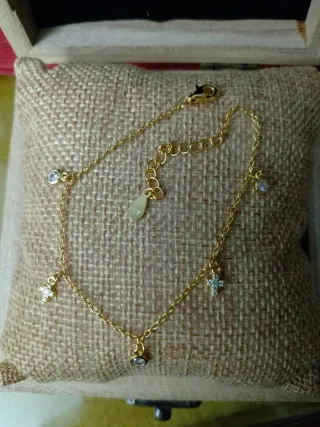 Pulsera plata bañada en oro con dijes