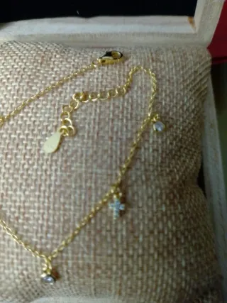 Pulsera plata bañada en oro con dijes