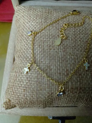 Pulsera plata bañada en oro con dijes