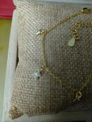 Pulsera plata bañada en oro con dijes