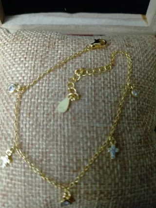 Pulsera plata bañada en oro con dijes