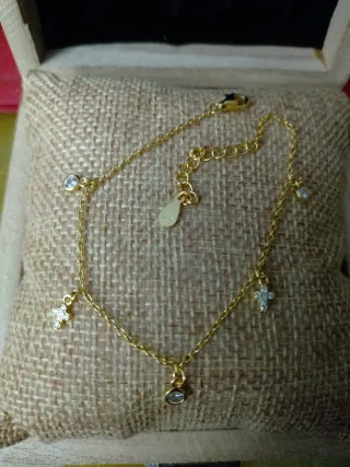 Pulsera plata bañada en oro con dijes