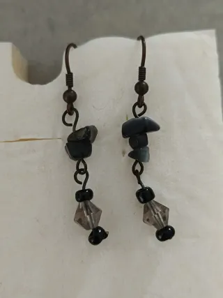 Pendientes de piedras y cuentas