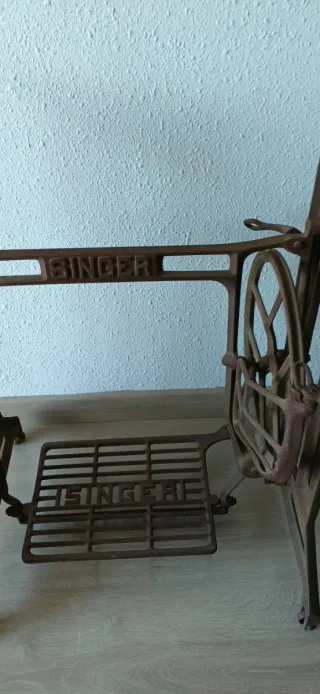Pie máquina de coser antigua. Marca Singer