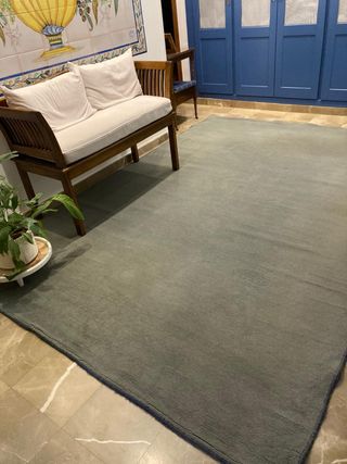 Alfombra azul pizarra de moqueta