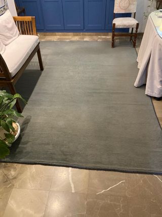 Alfombra azul pizarra de moqueta