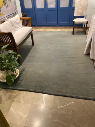 Alfombra azul pizarra de moqueta