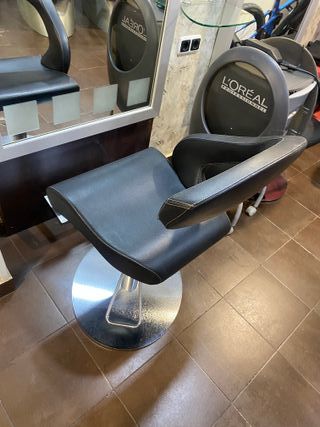 Mobiliario de peluquería completo.