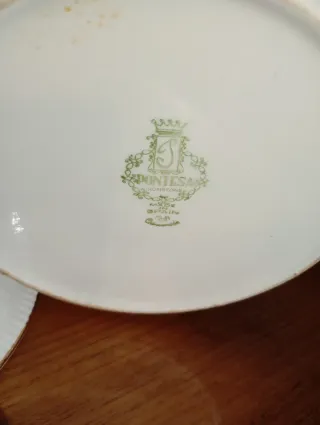 Sopera antigua Pontesa porcelana dorada y blanca.