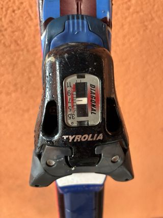 Esquís Atomic con fijaciones