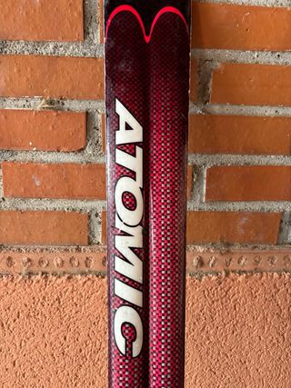 Esquís Atomic con fijaciones