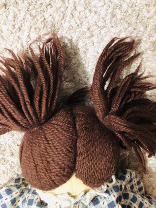 Bambola di stoffa con vestito a quadri