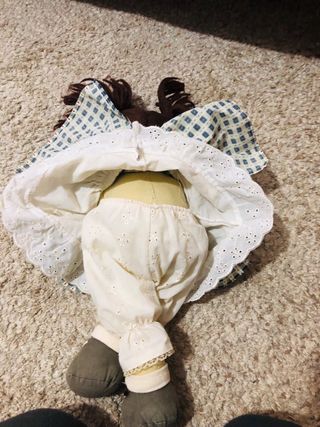 Bambola di stoffa con vestito a quadri