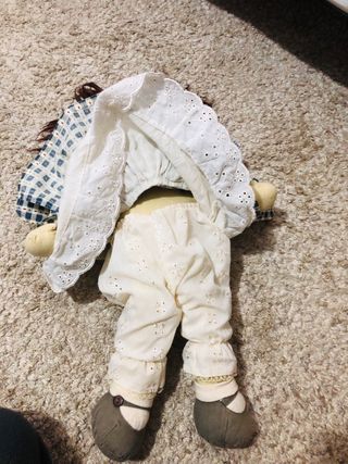 Bambola di stoffa con vestito a quadri