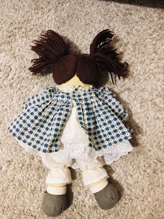 Bambola di stoffa con vestito a quadri