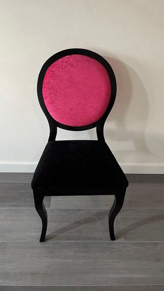 Mesa Comedor Extensible Negra + 4 Sillas Rojas