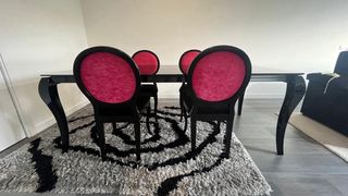 Mesa Comedor Extensible Negra + 4 Sillas Rojas