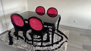 Mesa Comedor Extensible Negra + 4 Sillas Rojas