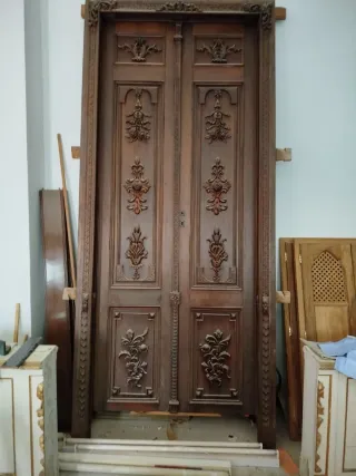 Puerta doble de madera tallada