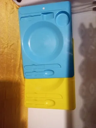 Bandeja para comidas con cubiertos