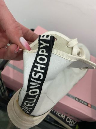 Zapatillas blancas yellow shop estilo Converse