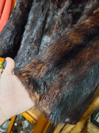 Abrigo de piel marrón y negro