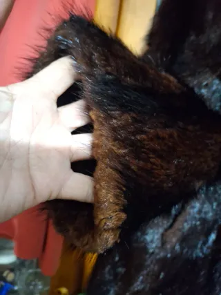 Abrigo de piel marrón y negro