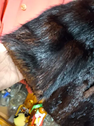 Abrigo de piel marrón y negro