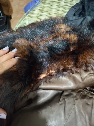 Abrigo de piel marrón y negro