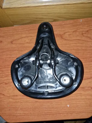 Pack  sillín, bomba y ciclocomputador y alforjas