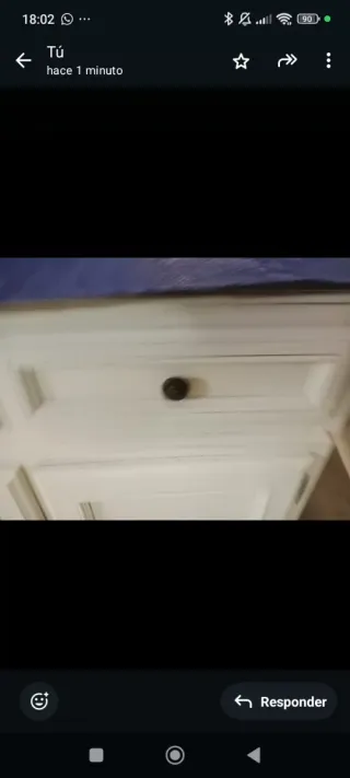 Precioso aparador de madera blanco y dorado