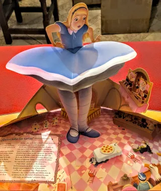 LIBRO POP-UP-MÚSICA-SONIDOS "ALICIA EN EL PAÍS..".