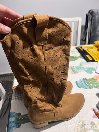 Botas ante marrones con diseño calado. Marca Nico