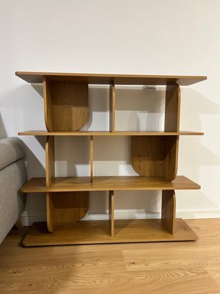 Estantería de diseño color roble cálido