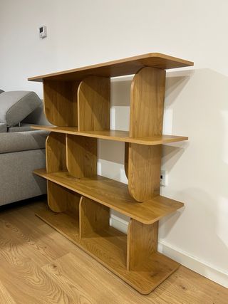 Estantería de diseño color roble cálido
