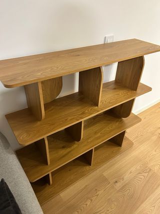 Estantería de diseño color roble cálido